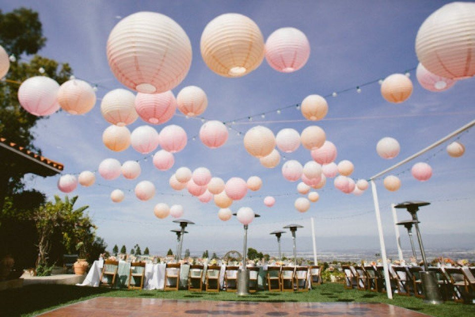 papieren lantaarns op een trouwreceptie