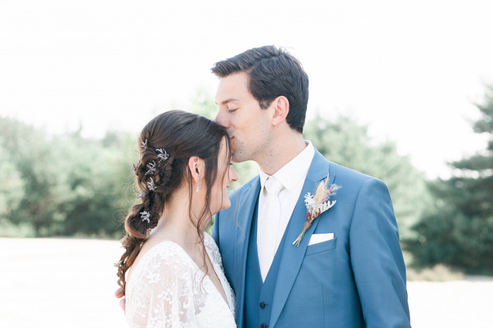 een bruid en bruidegom in blauwe pakken