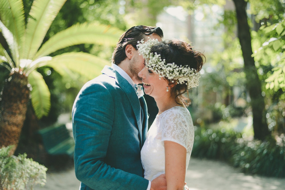 een bruid en bruidegom omhelzen elkaar in de tuin