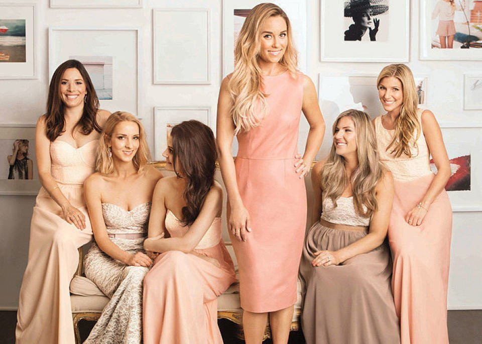 de bruidsmeisjes poseren voor een foto met hun jurken aan