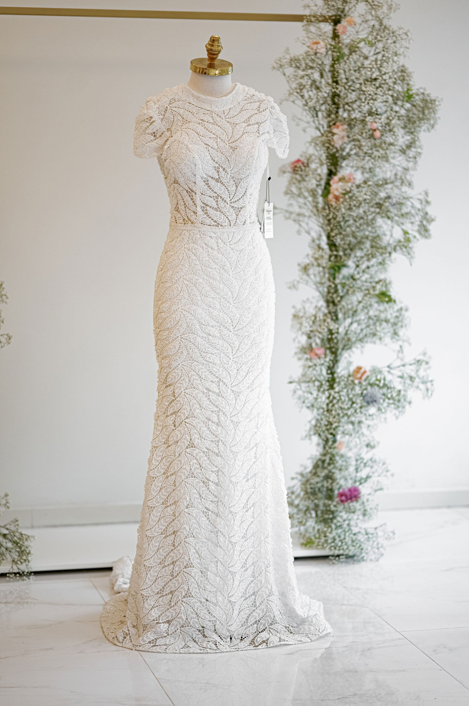 een trouwjurk op display in een kamer