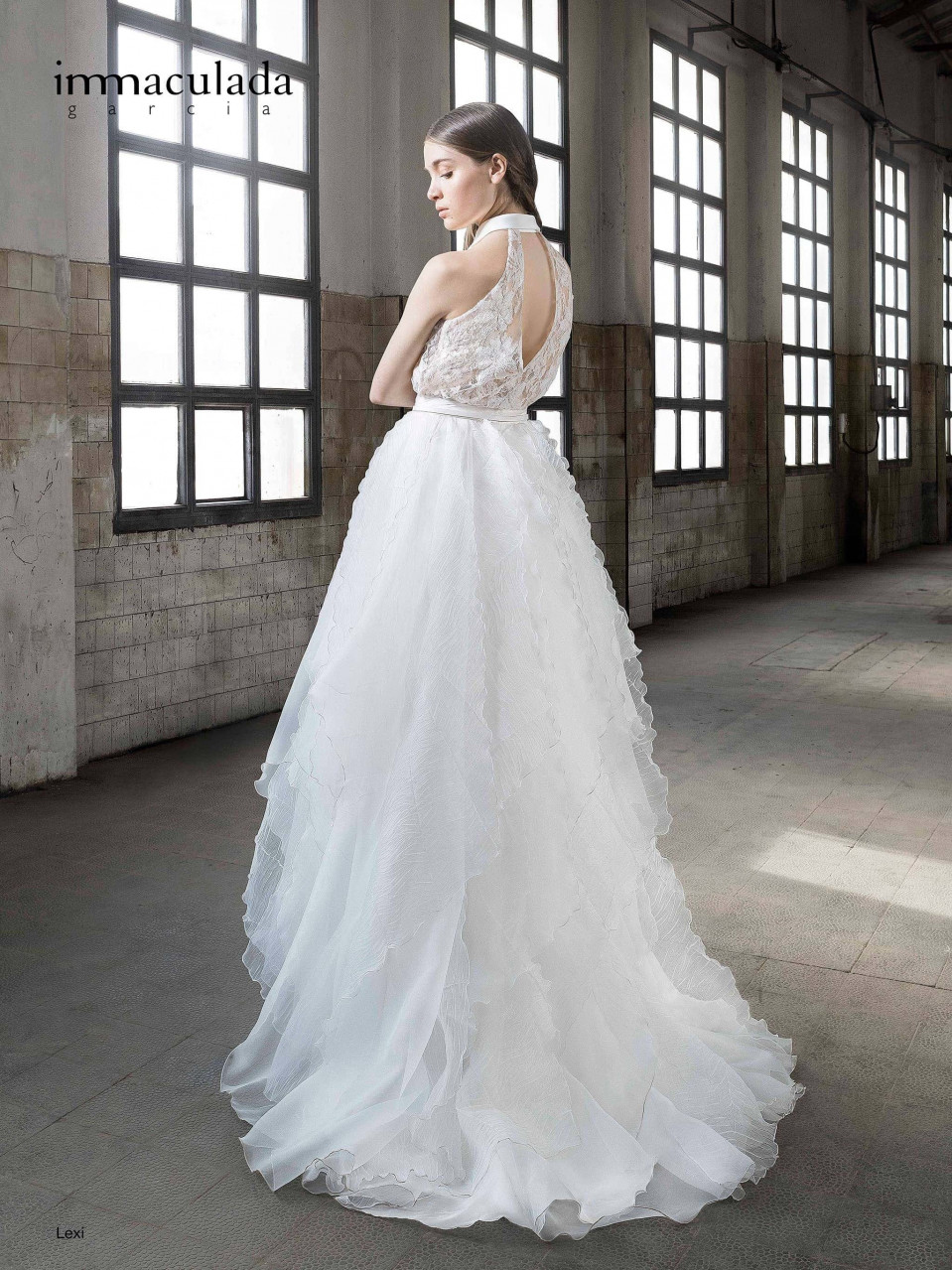 de achterkant van een vrouw die een trouwjurk draagt