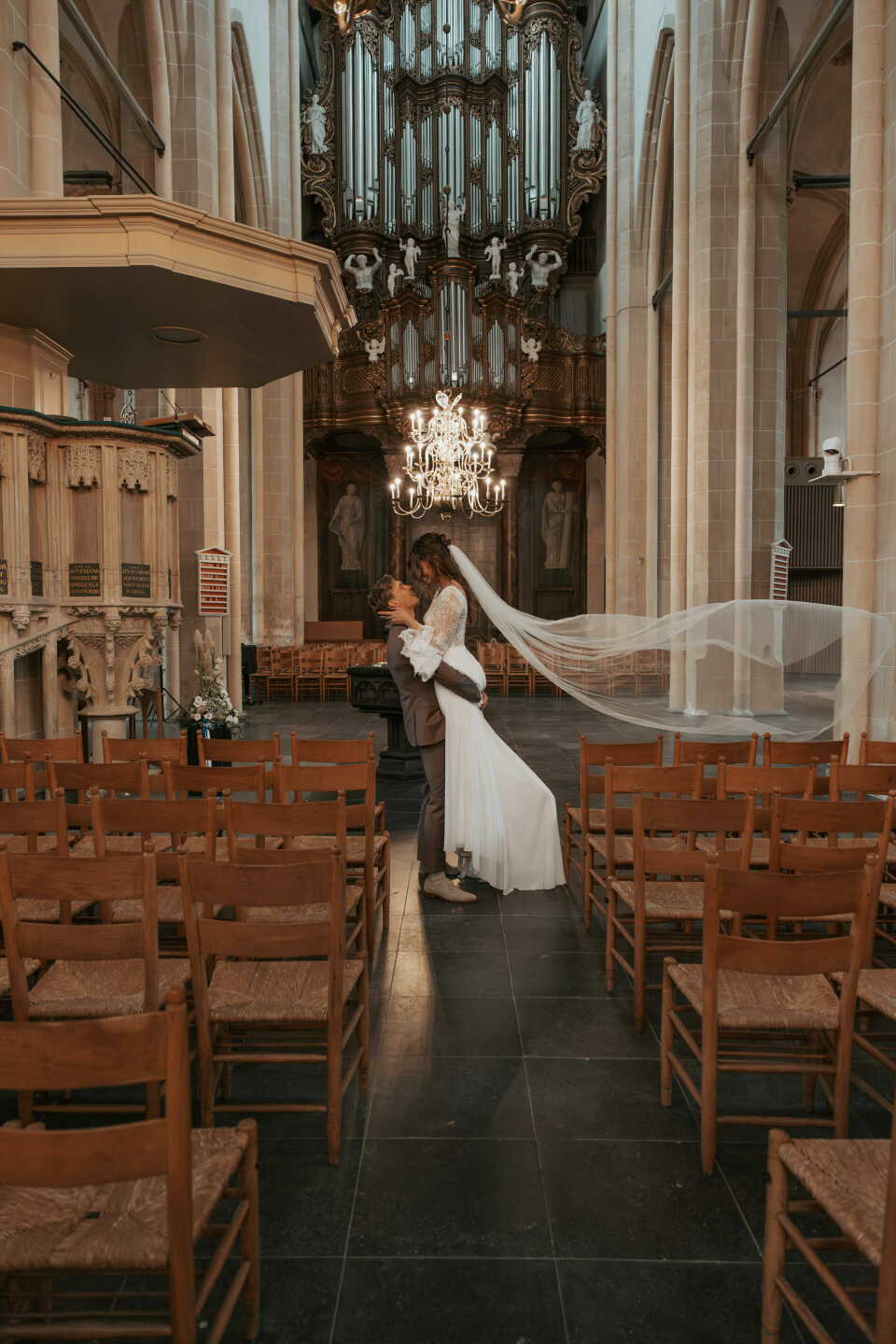 een bruid en bruidegom die kussen in een kerk
