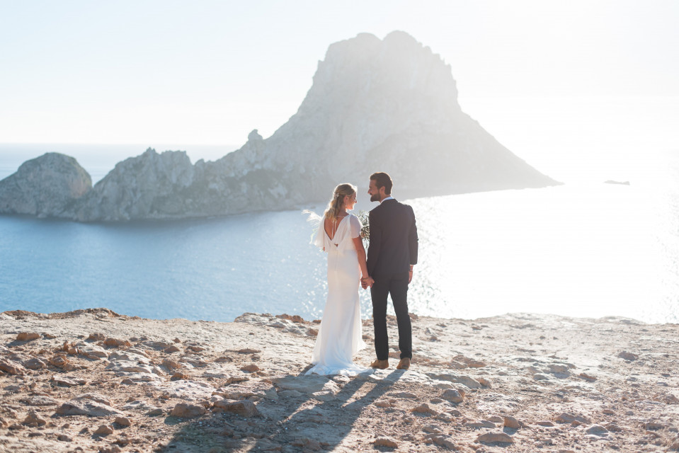 stel op de rotsen met uitzicht op zee