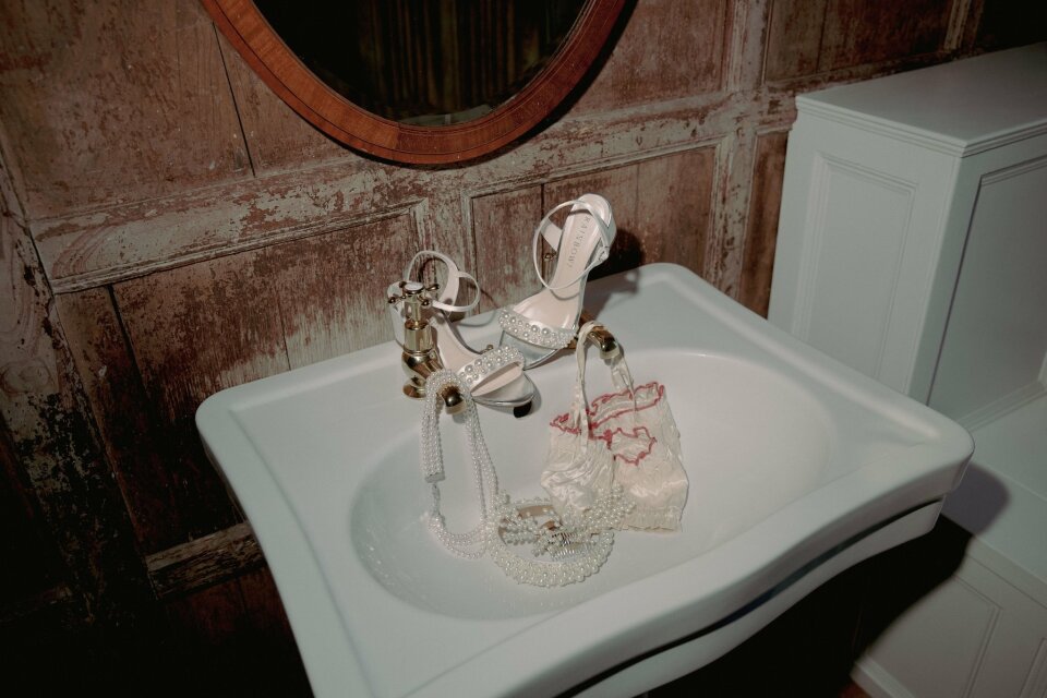 een paar schoenen op een wastafel in een badkamer