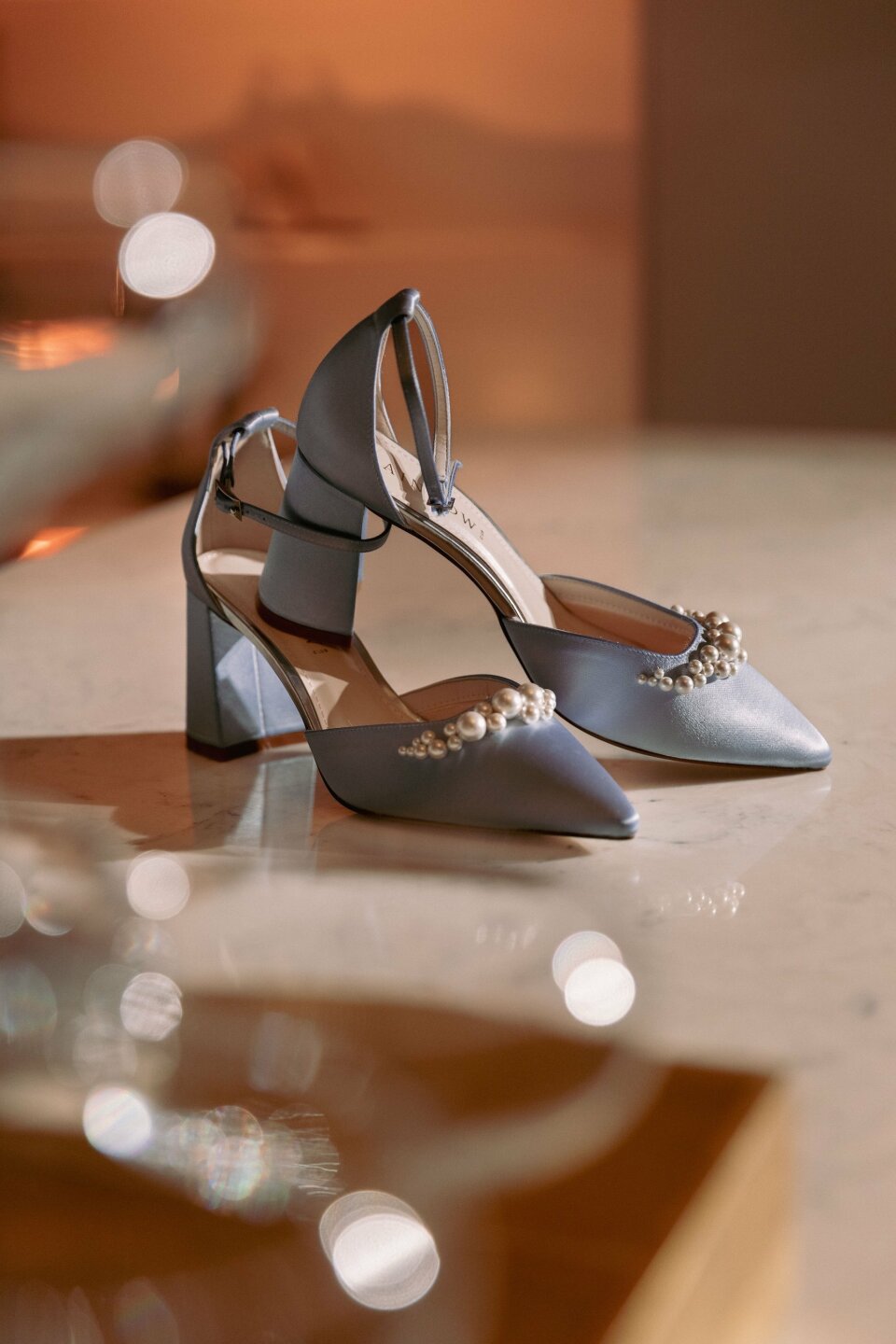 een close-up van een paar schoenen op een tafel