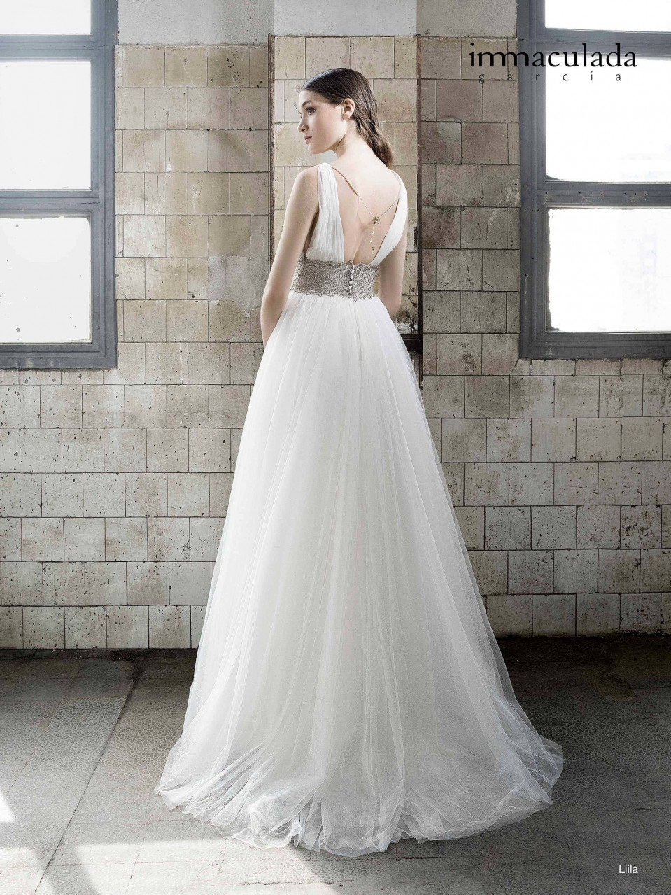 de achterkant van een vrouw die een trouwjurk draagt