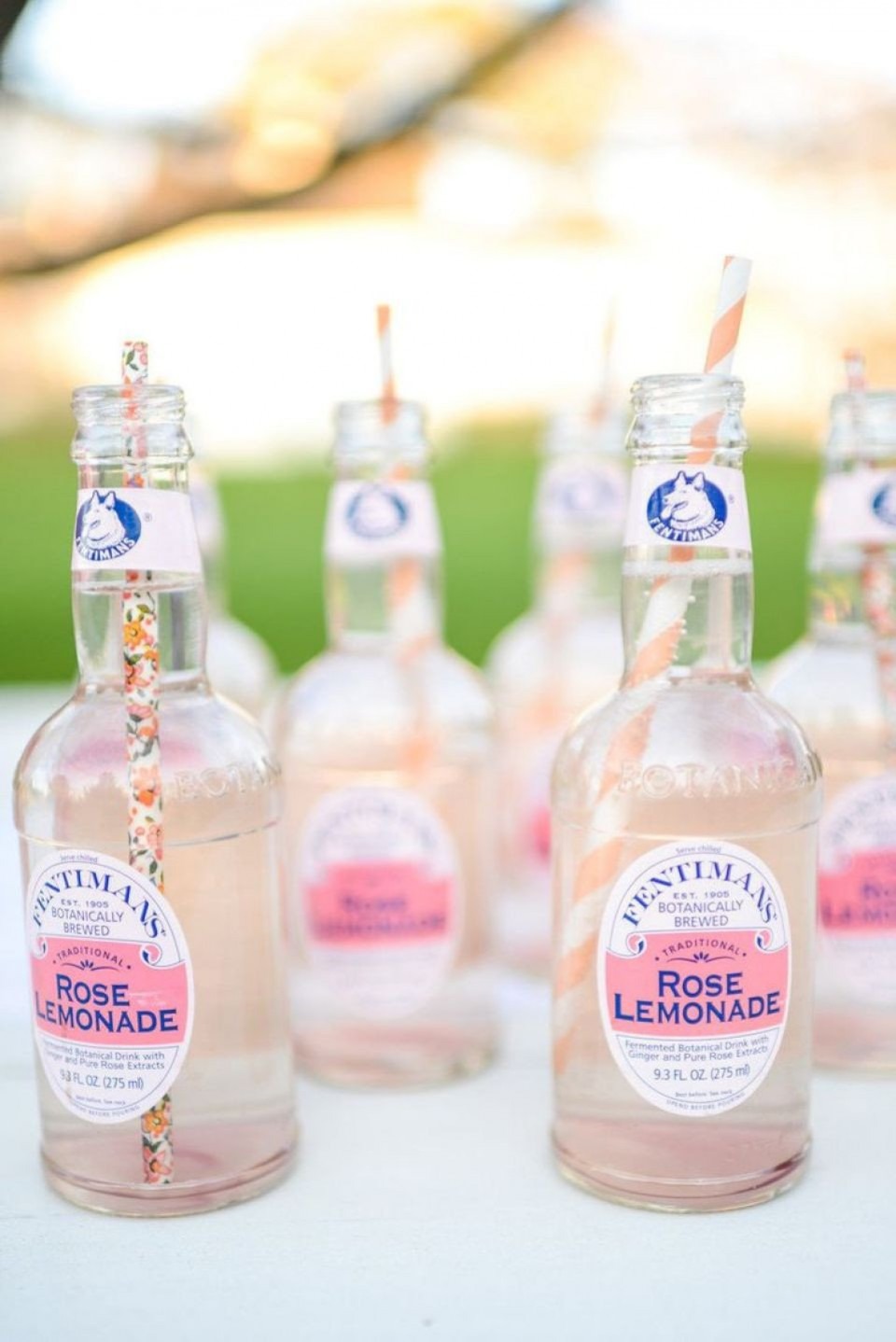 kleine flesjes limonade met rietjes erop