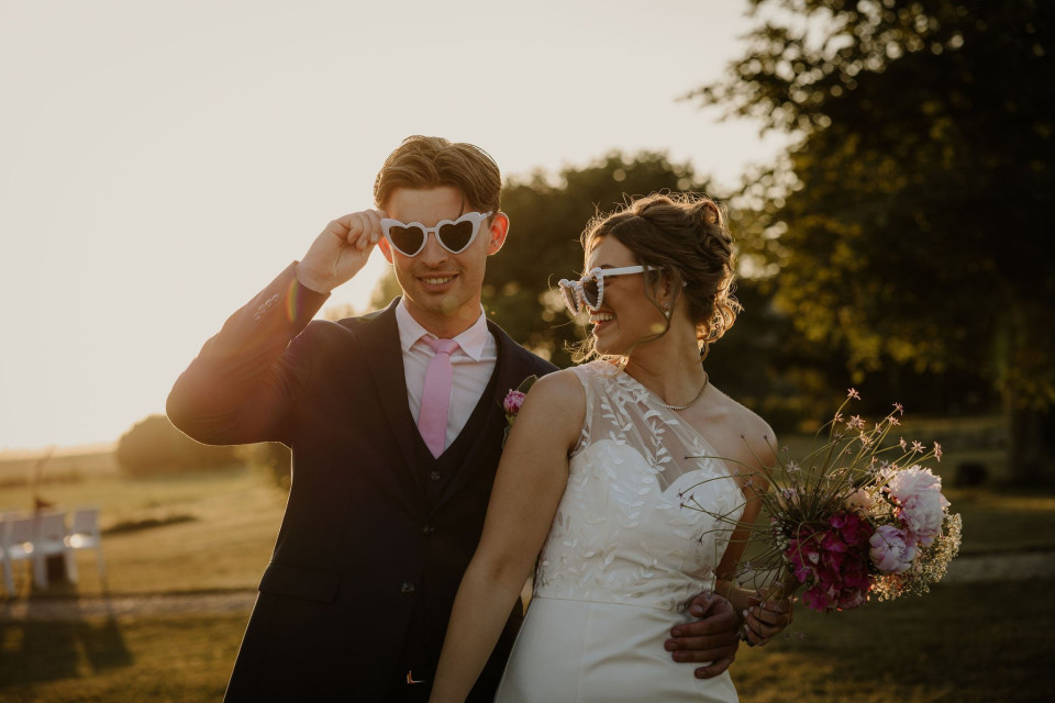 een man en een vrouw in zonnebrillen die naast elkaar staan