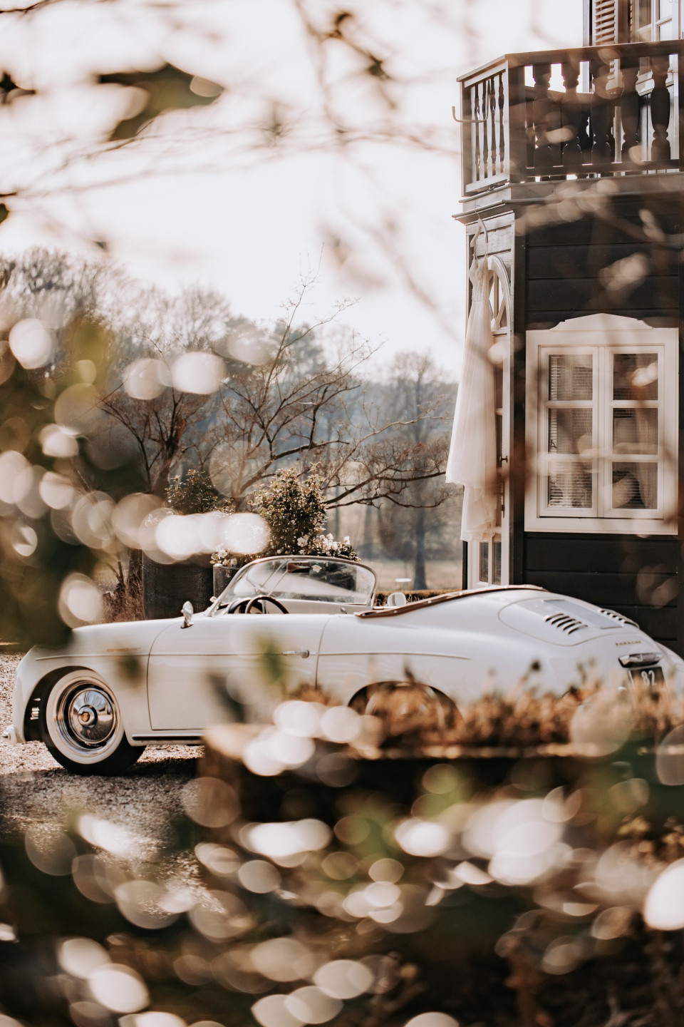 een vintage auto geparkeerd voor een huis