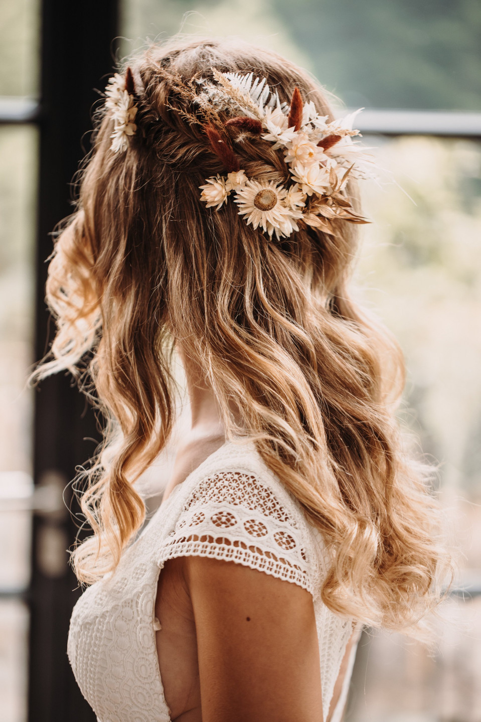 een bruid met een bloemenkroon in haar haar