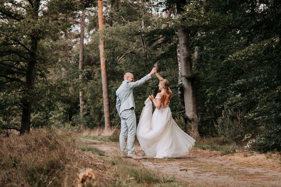bruiloftspaar in het bos