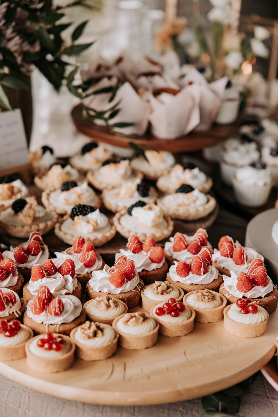 een tafel met desserts en andere etenswaren