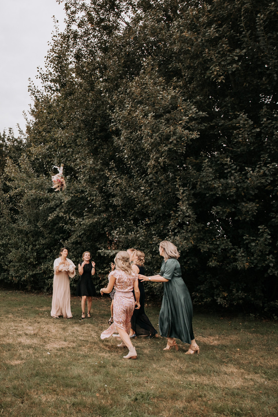 Bouquet Toss and Garter Toss: Traditions and Ideas