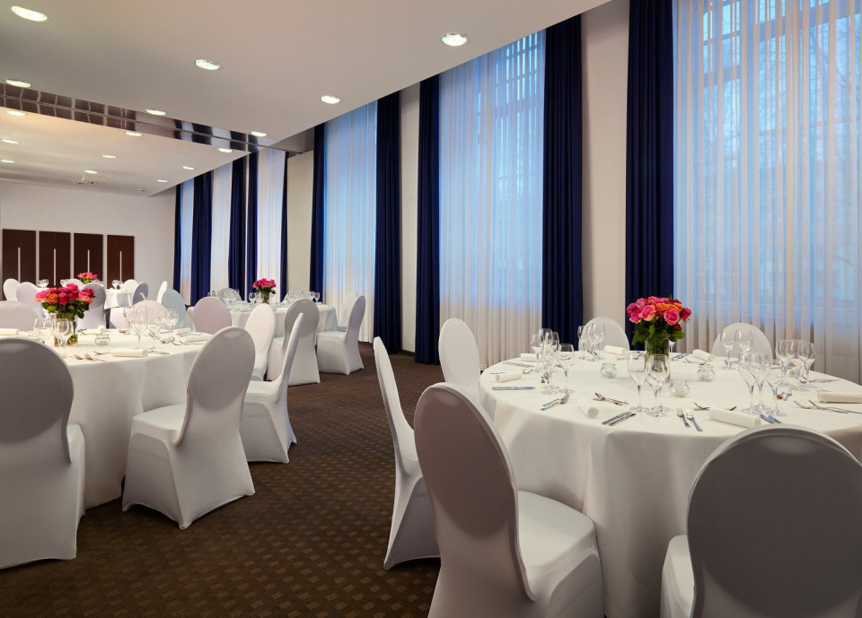 een grote kamer met tafels en stoelen