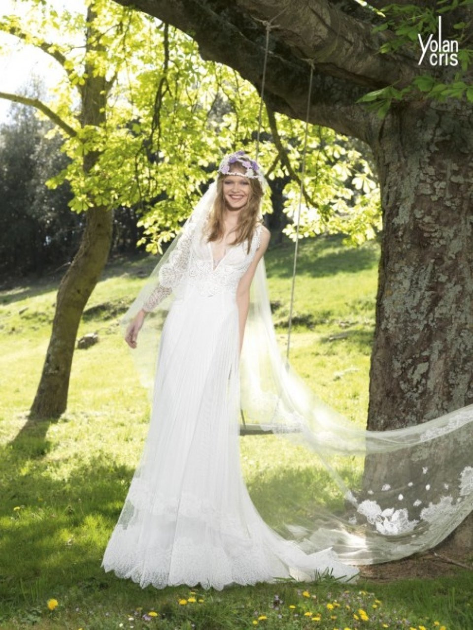 een vrouw in een trouwjurk staat onder een boom
