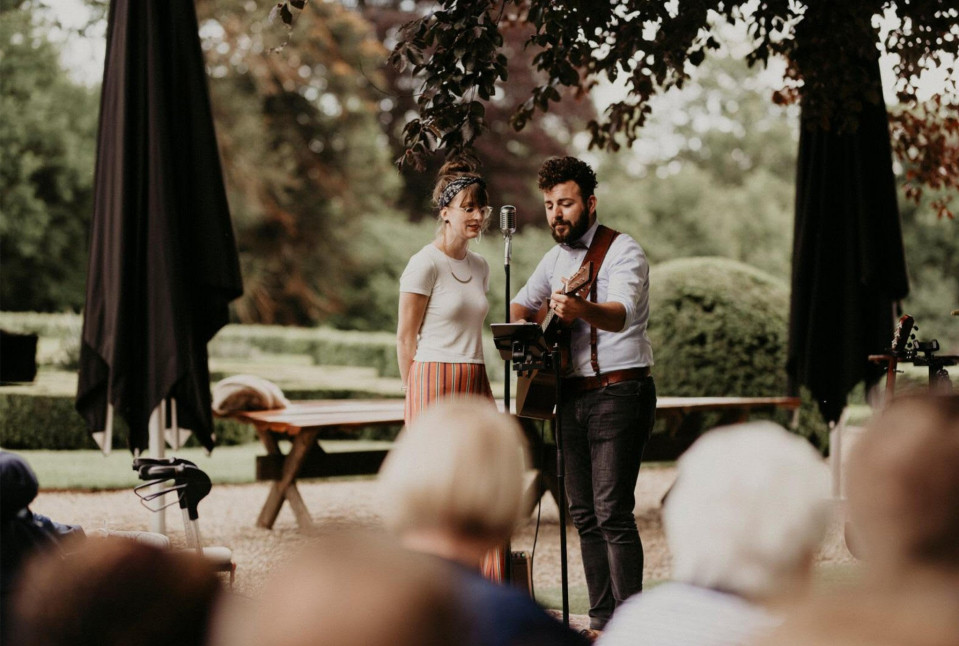 een man en vrouw zingen bij een trouwceremonie