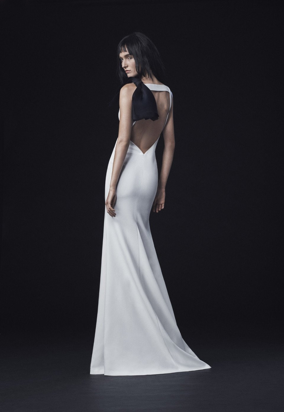 de achterkant van een witte en zwarte japon met een split