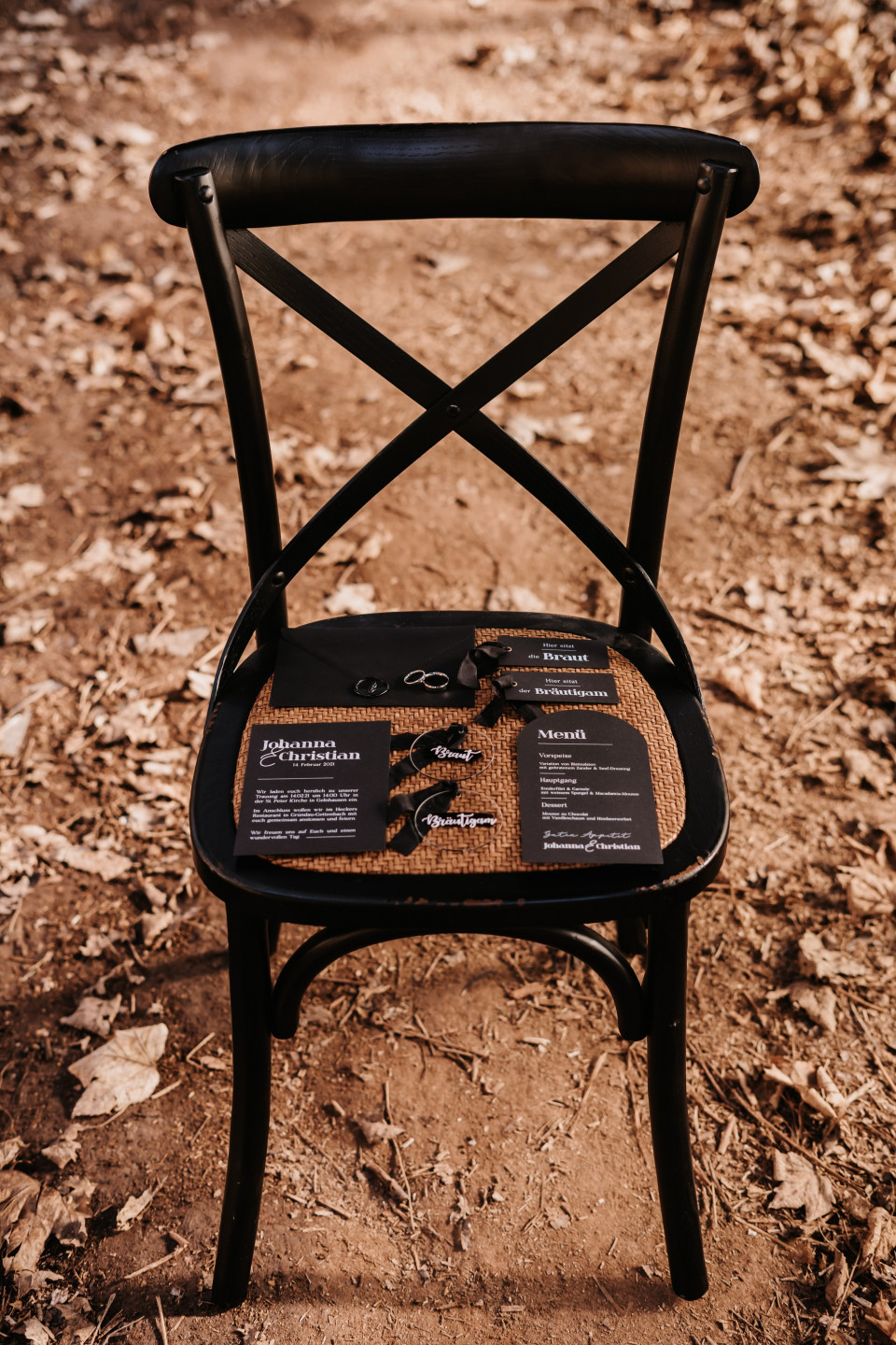 Hochzeitskarte in Schwarz mit weißer Schrift