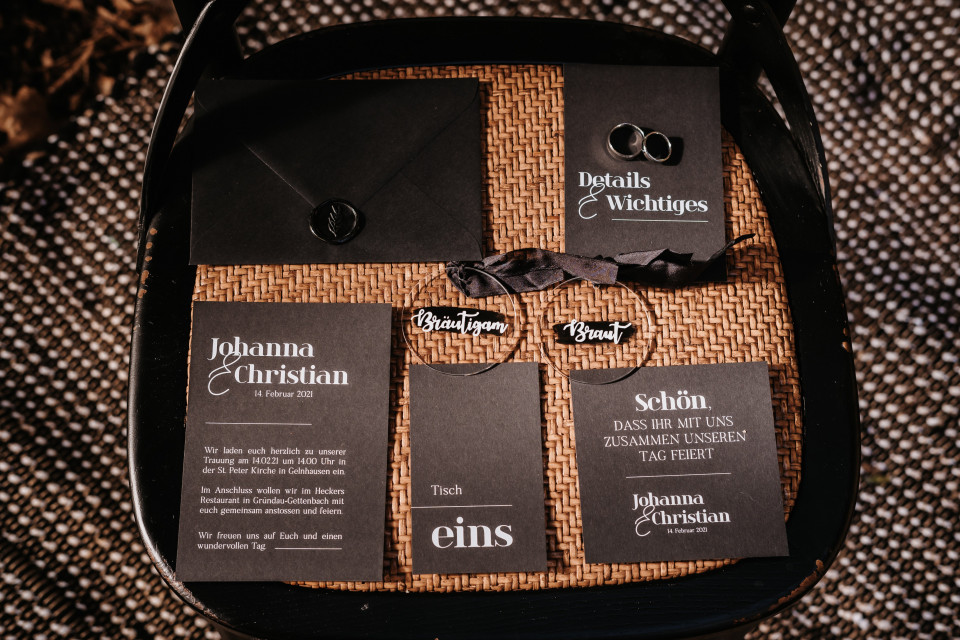 Minimalistische Hochzeitskarten in Schwarz mit weißer Schrift
