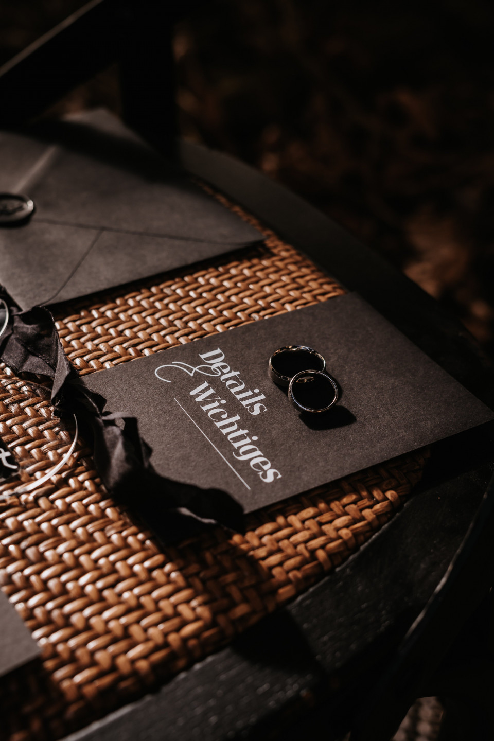 Minimalistische Hochzeitskarten in Schwarz mit weißer Schrift