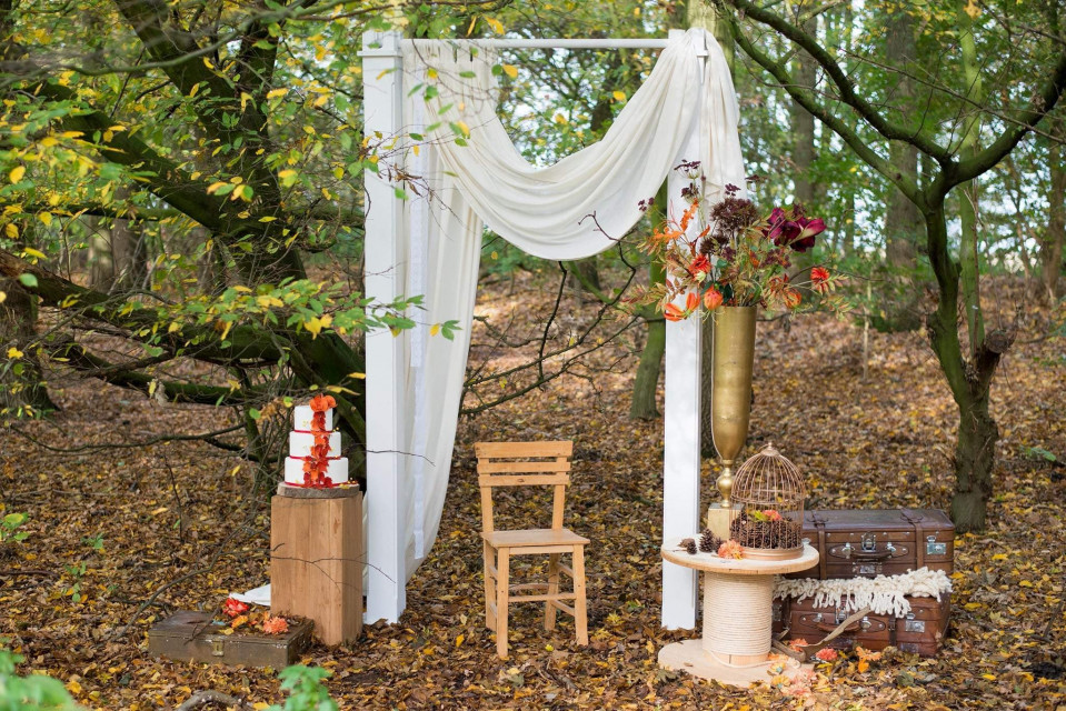 een buitenbruiloftsceremonie in het bos