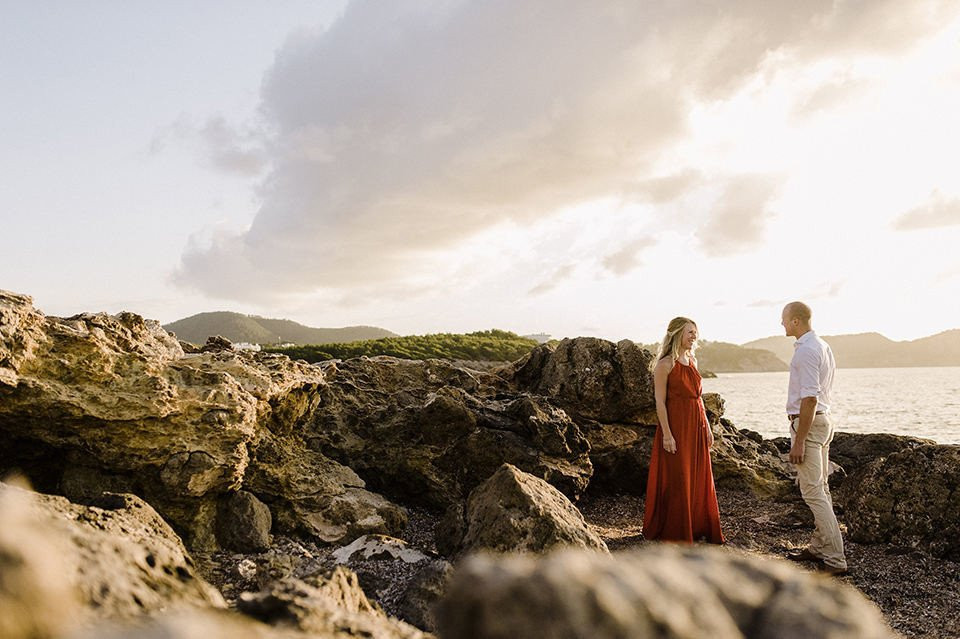 stel op rotsen bij zonsondergang in st. thomas