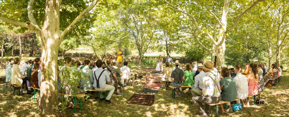 een groep mensen staan rond in het bos