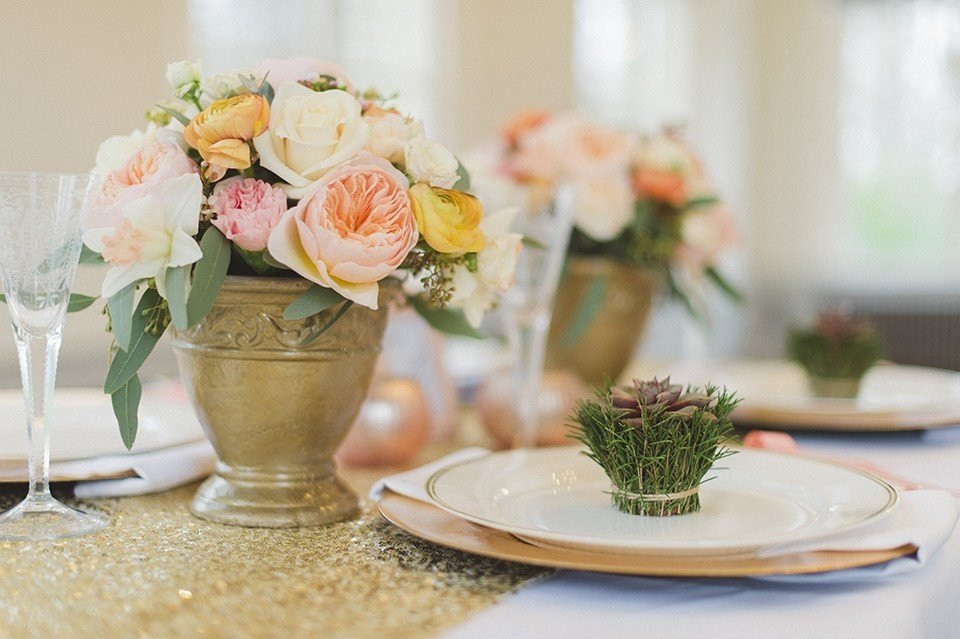 gouden en blush bruiloft tafelsetting