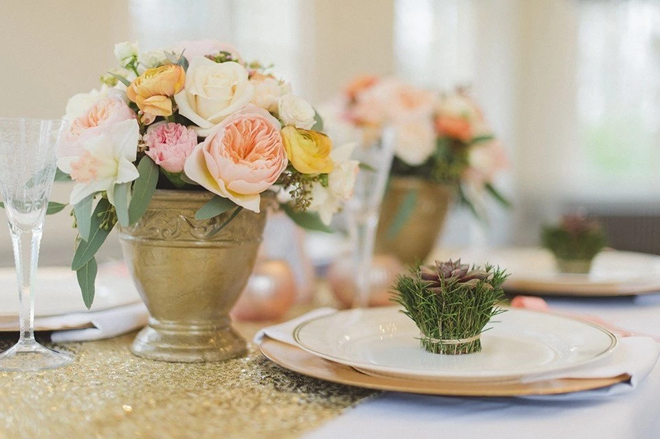 Styled shoot: bruiloft in perzik en goud