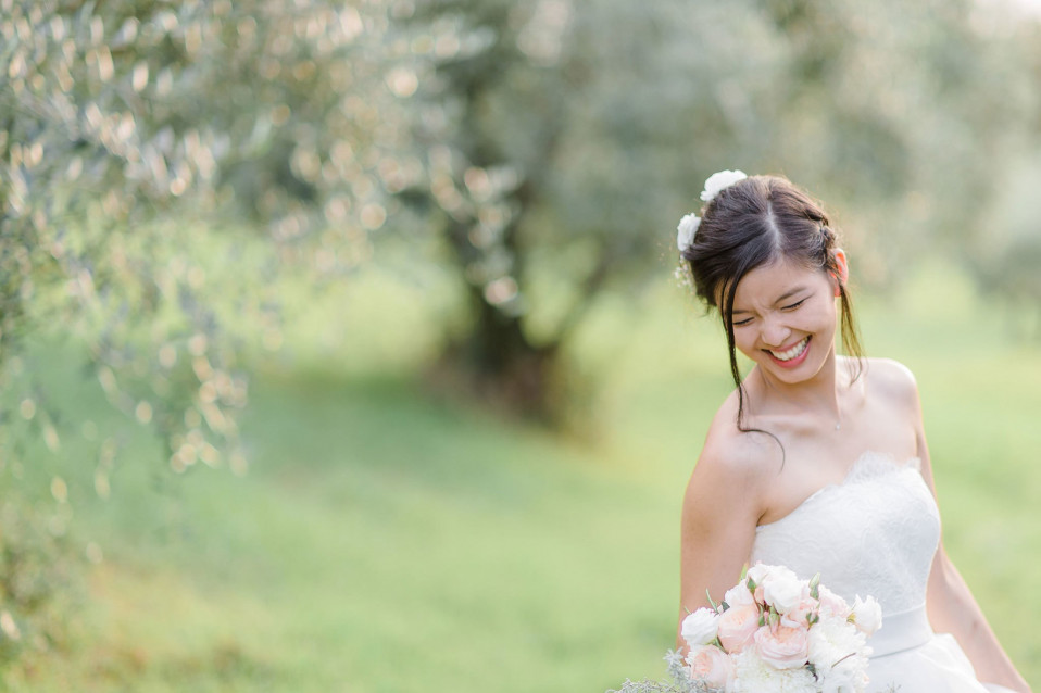 een bruid en bruidegom in een veld met hun trouwboeket