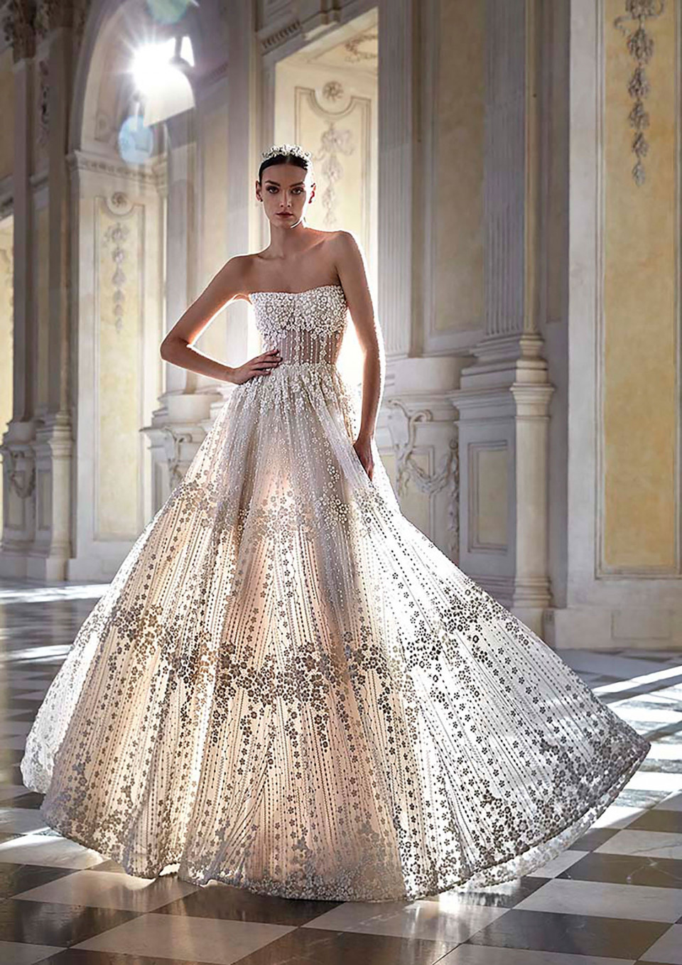 een vrouw in een trouwjurk poseren in een kamer