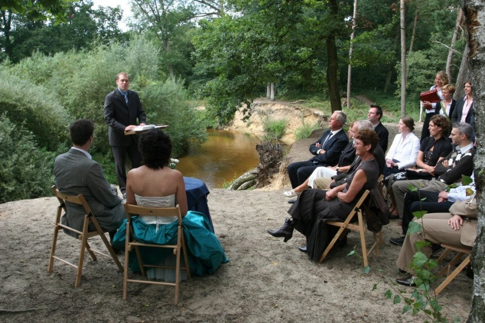 huwelijksceremonie in het bos