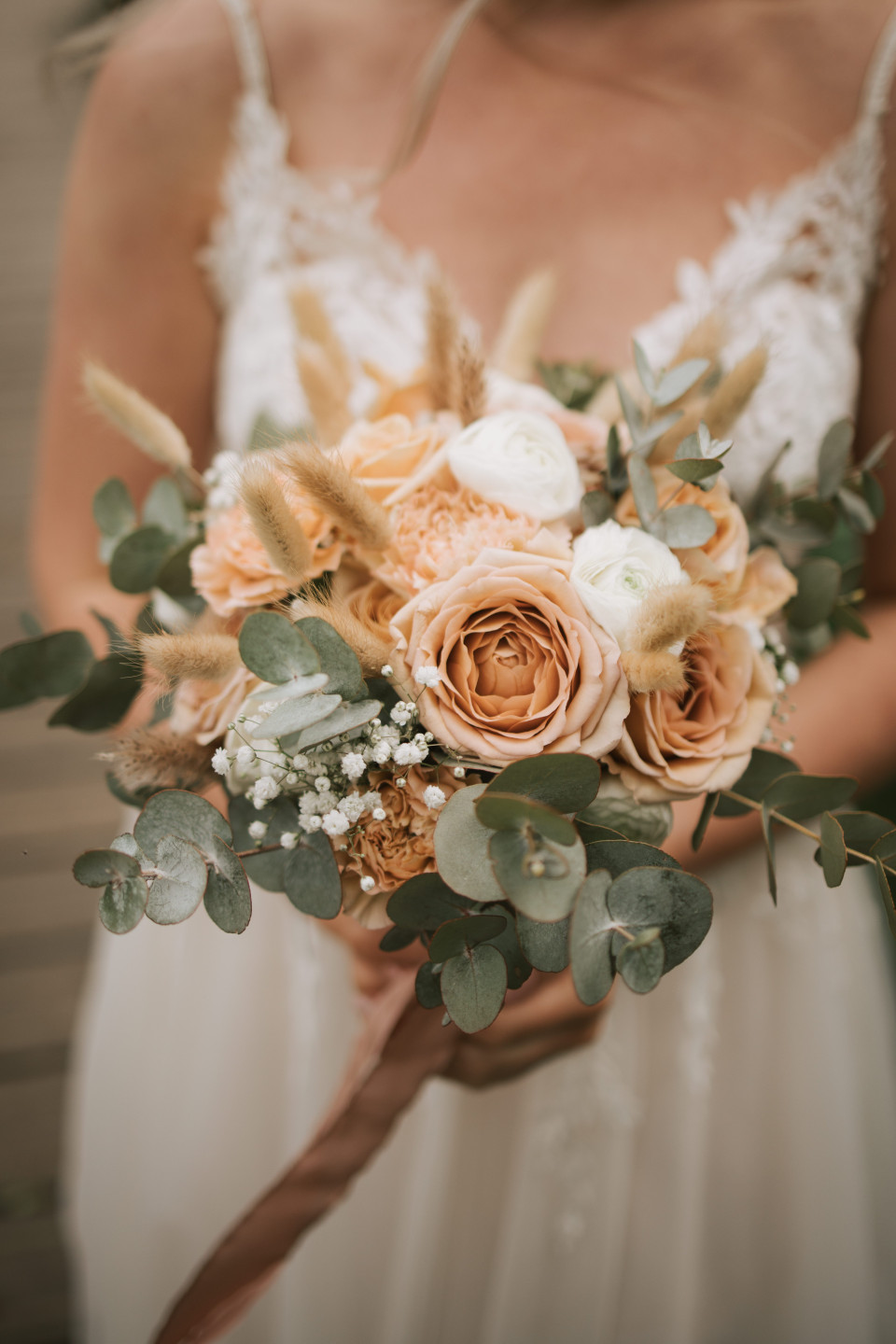 trouwboeket met eucalyptus en rozen