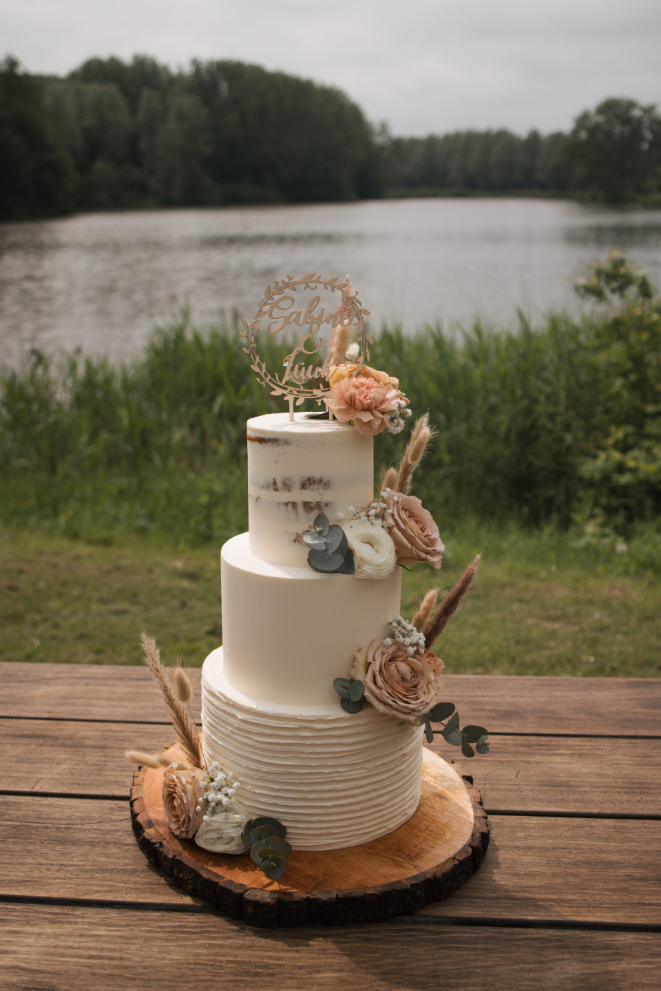 een trouwtaart op een houten tafel