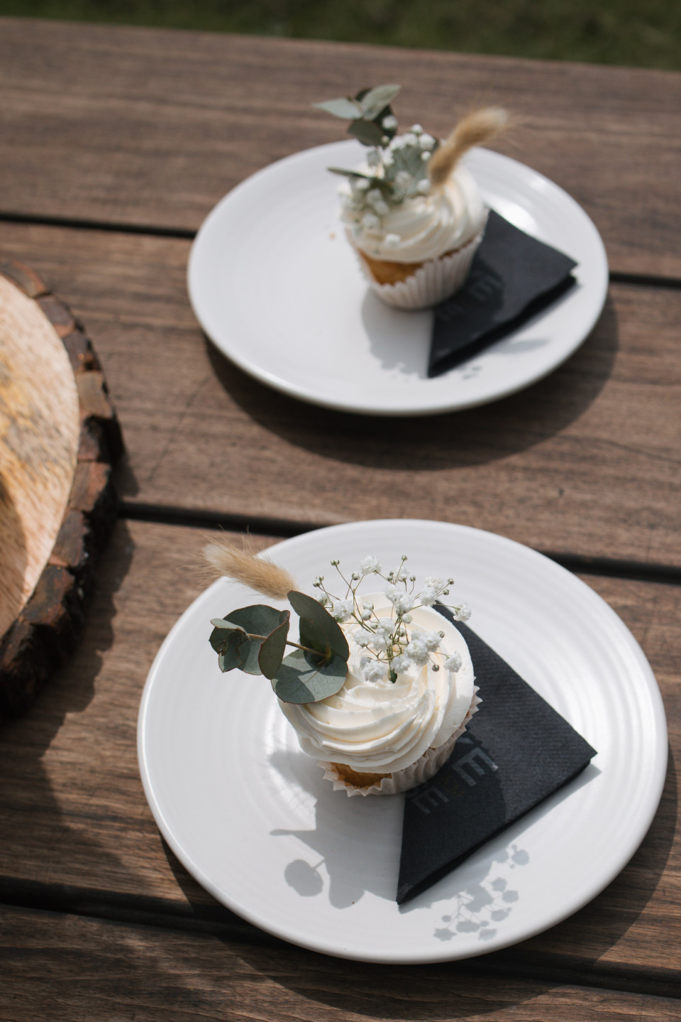 Cupcake Wedding Display Guide: Towers, Flavors, and Why Cupcakes Are the Most Practical Cake Alternative