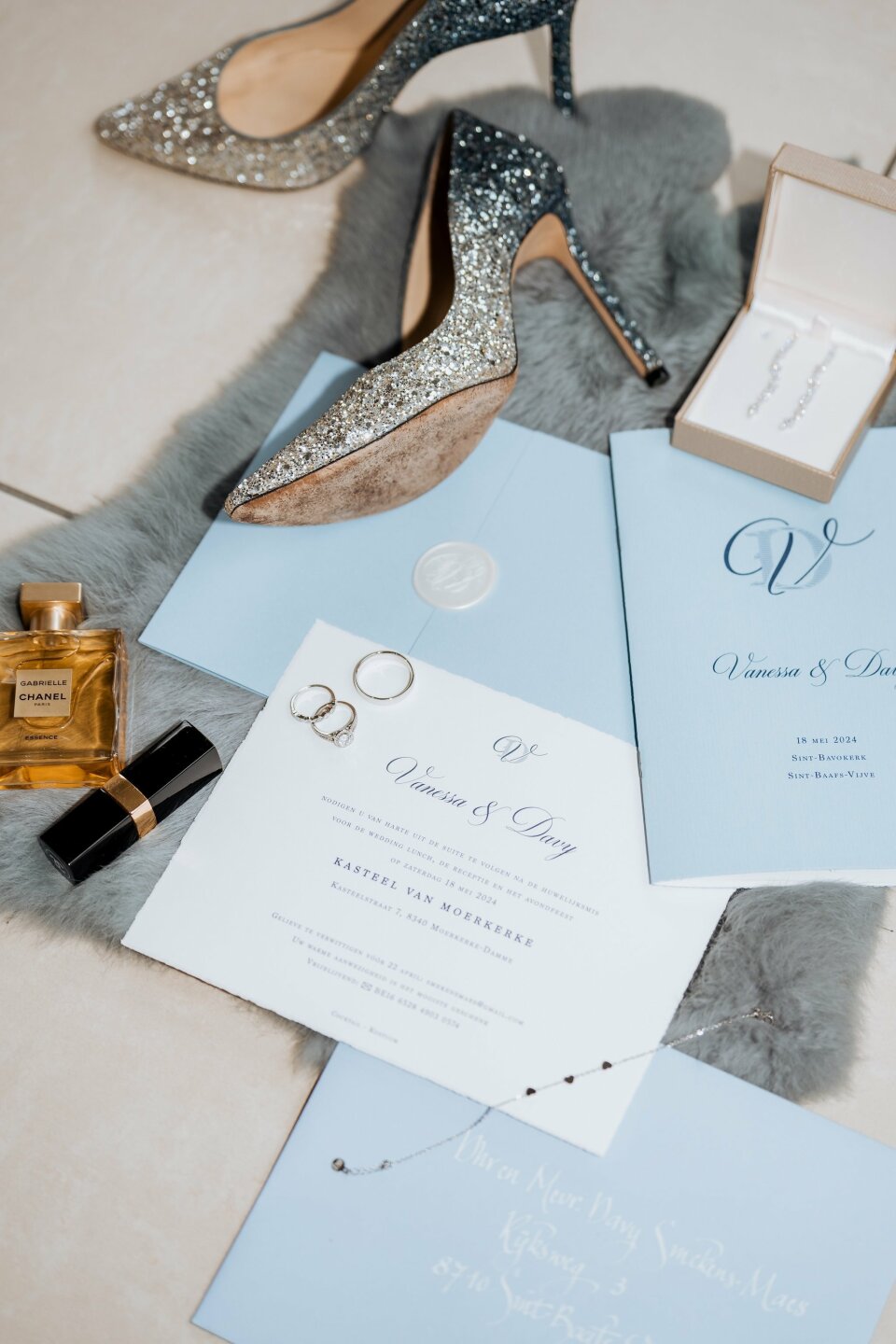 de trouwstationery en schoenen van de bruid en bruidegom