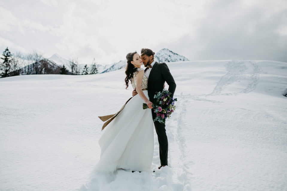 bruid en bruidegom in de sneeuw