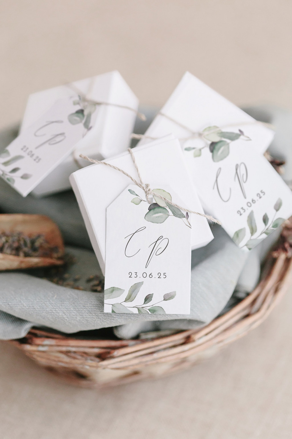 bruiloftsgunsten met eucalyptusbladeren
