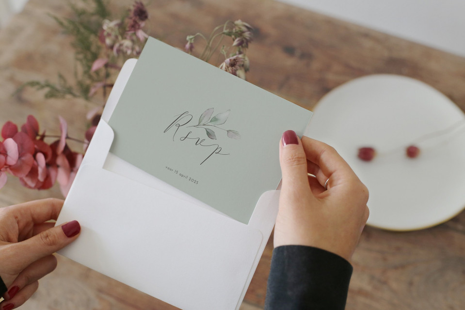 een vrouw die een kaart vasthoudt met een bloem erop