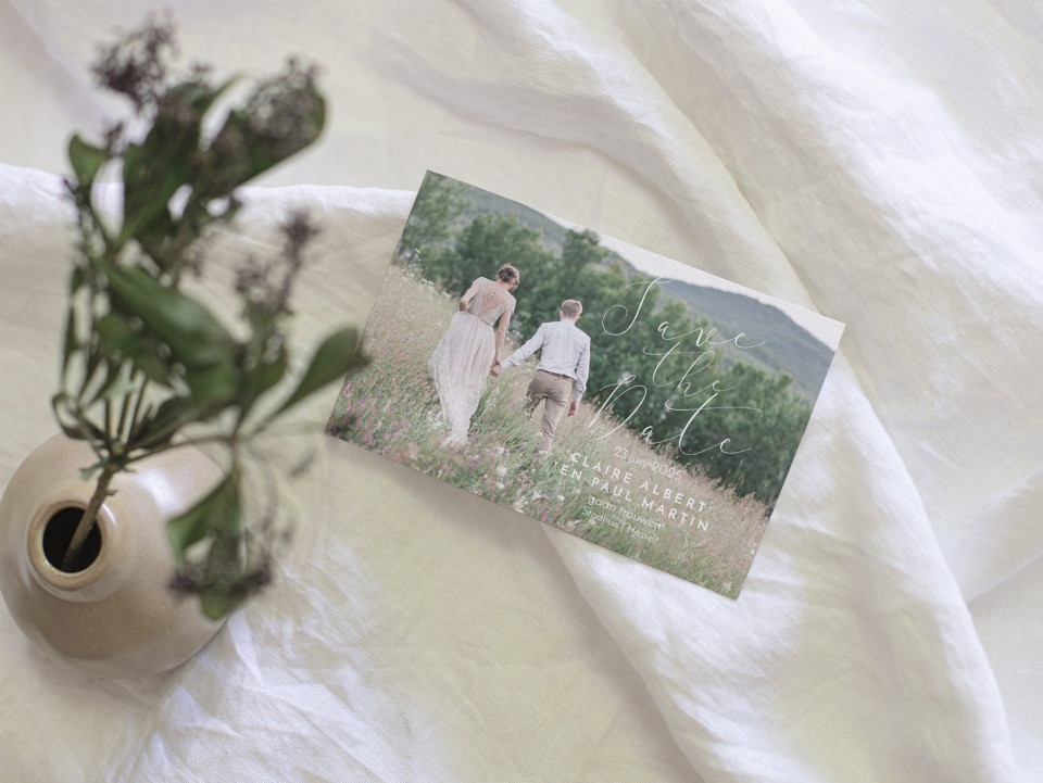 trouwkaart met bloemen en vaas
