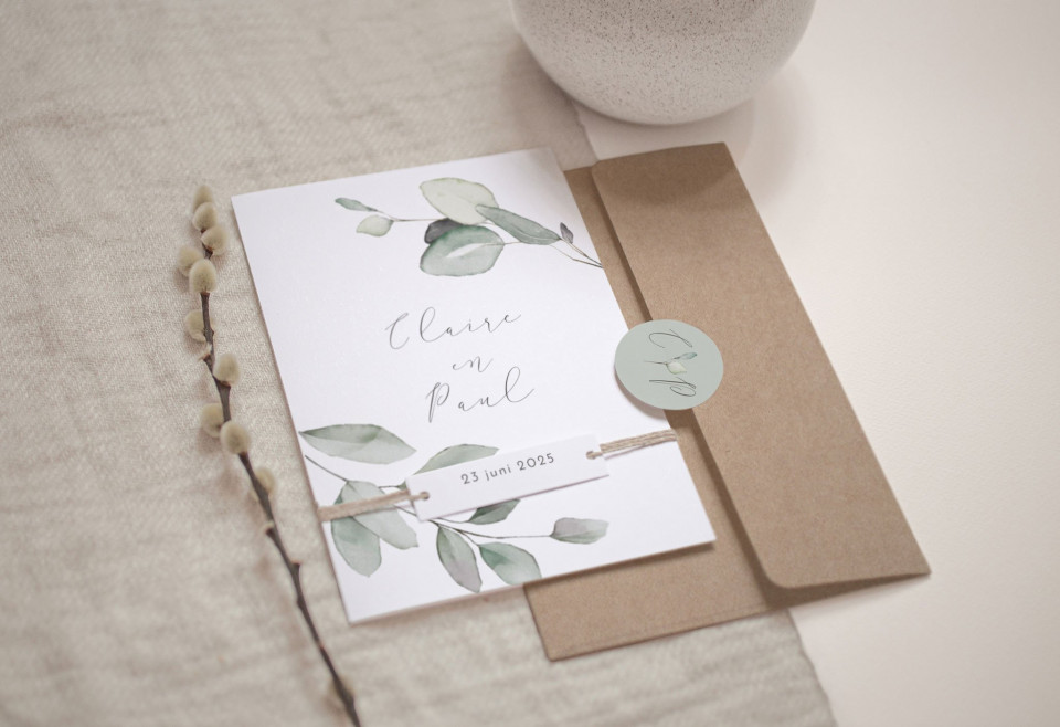 trouwuitnodiging met eucalyptusbladeren