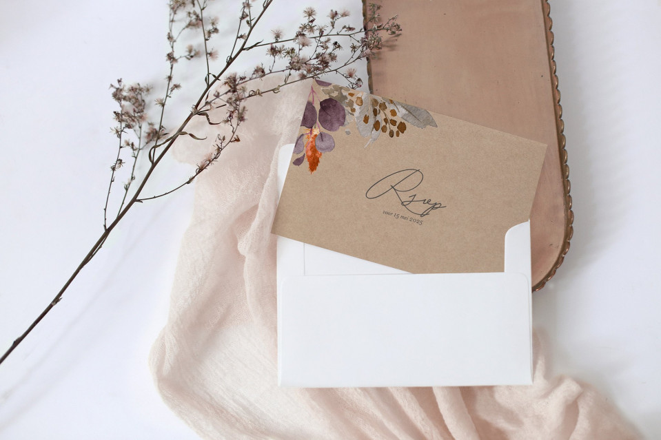 trouwuitnodiging met een bloemendesign