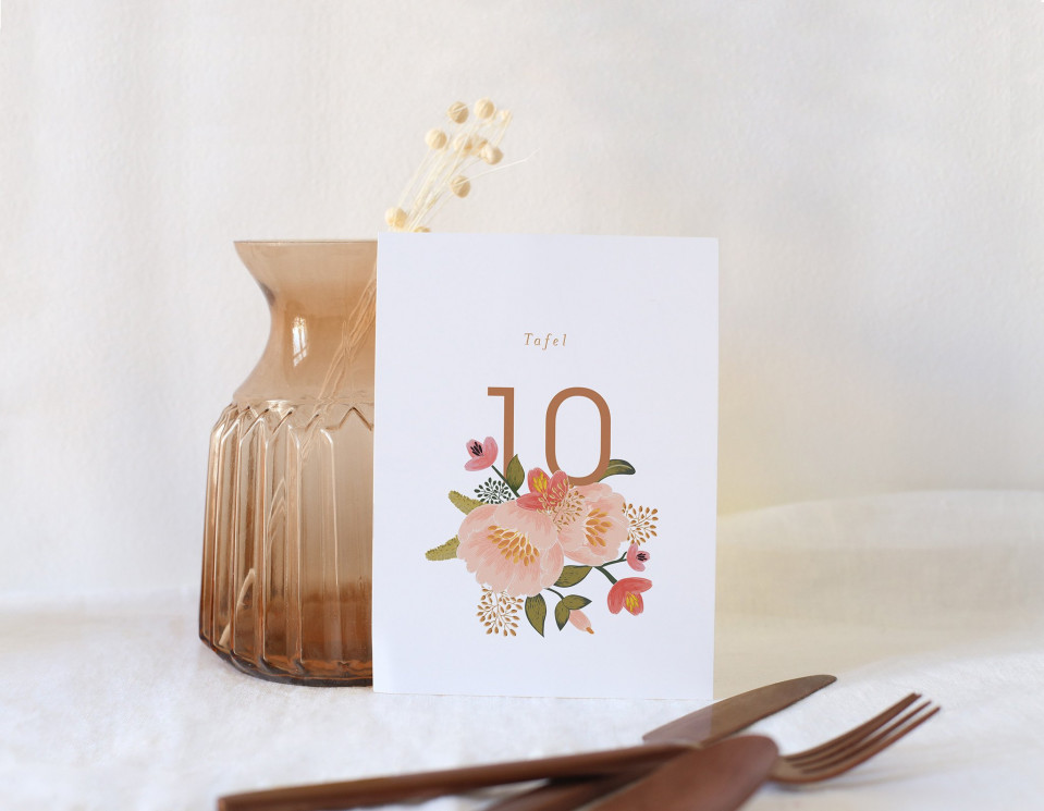 een tafelkaart met een bloemendesign en een vaas