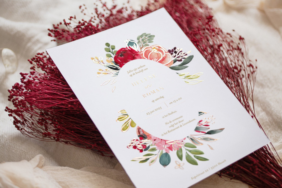 een trouwuitnodiging met bloemen en rode bloemen