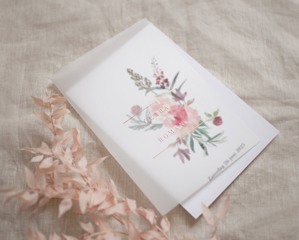 een witte kaart met roze bloemen en bladeren