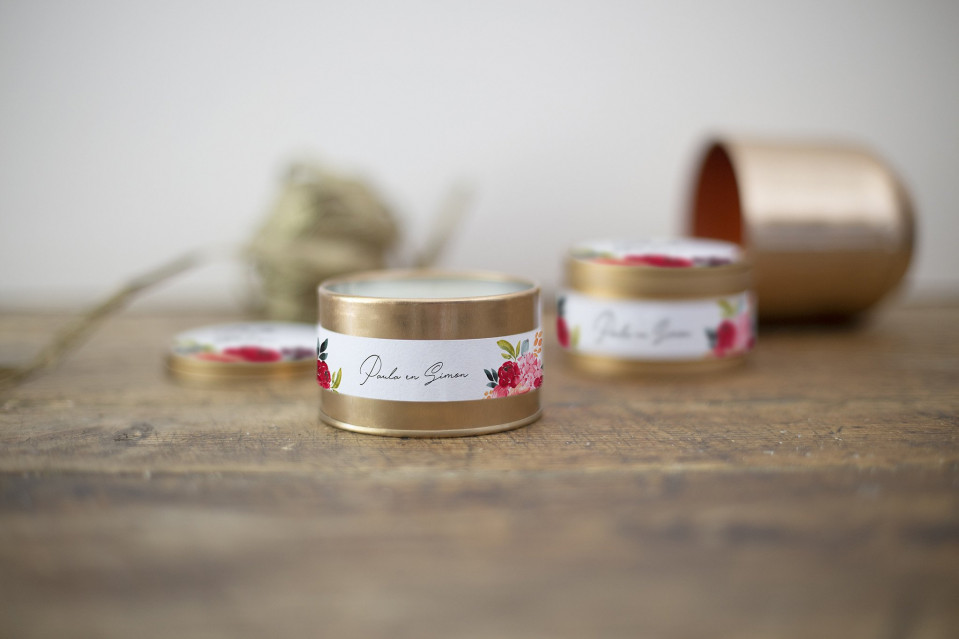 gouden blikkaars met bloemendesign erop