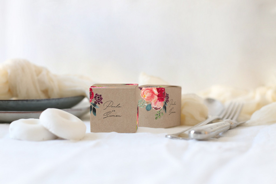 kleine doosjes met bloemen en een vork