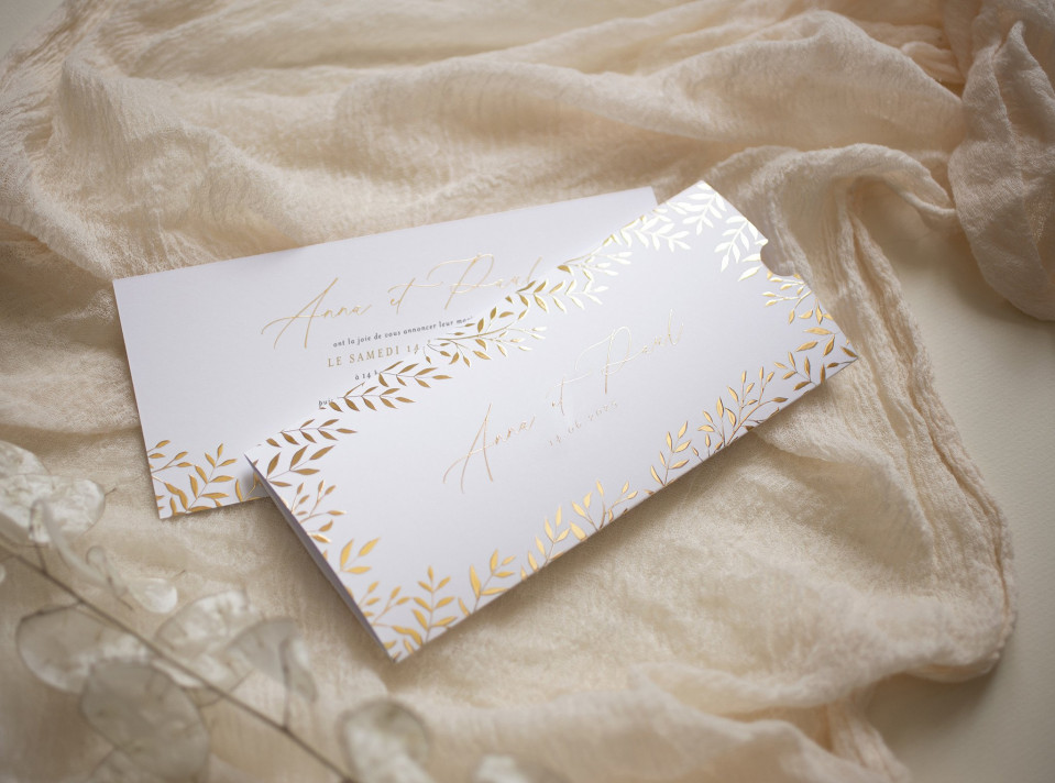 twee witte trouwkaarten met gouden folie