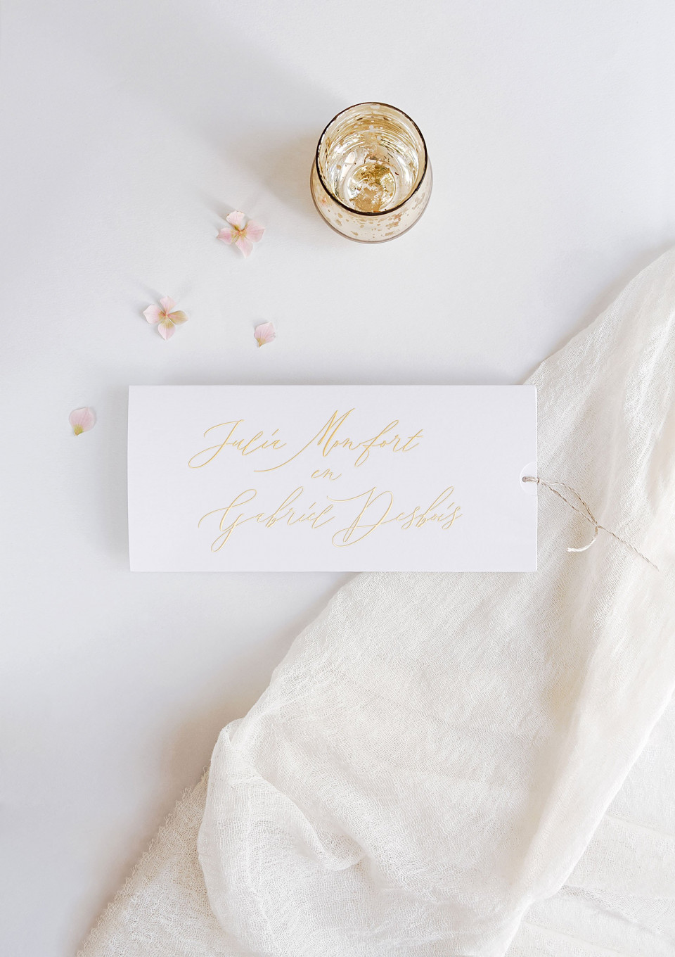 bruiloftsuitnodiging met gouden folie